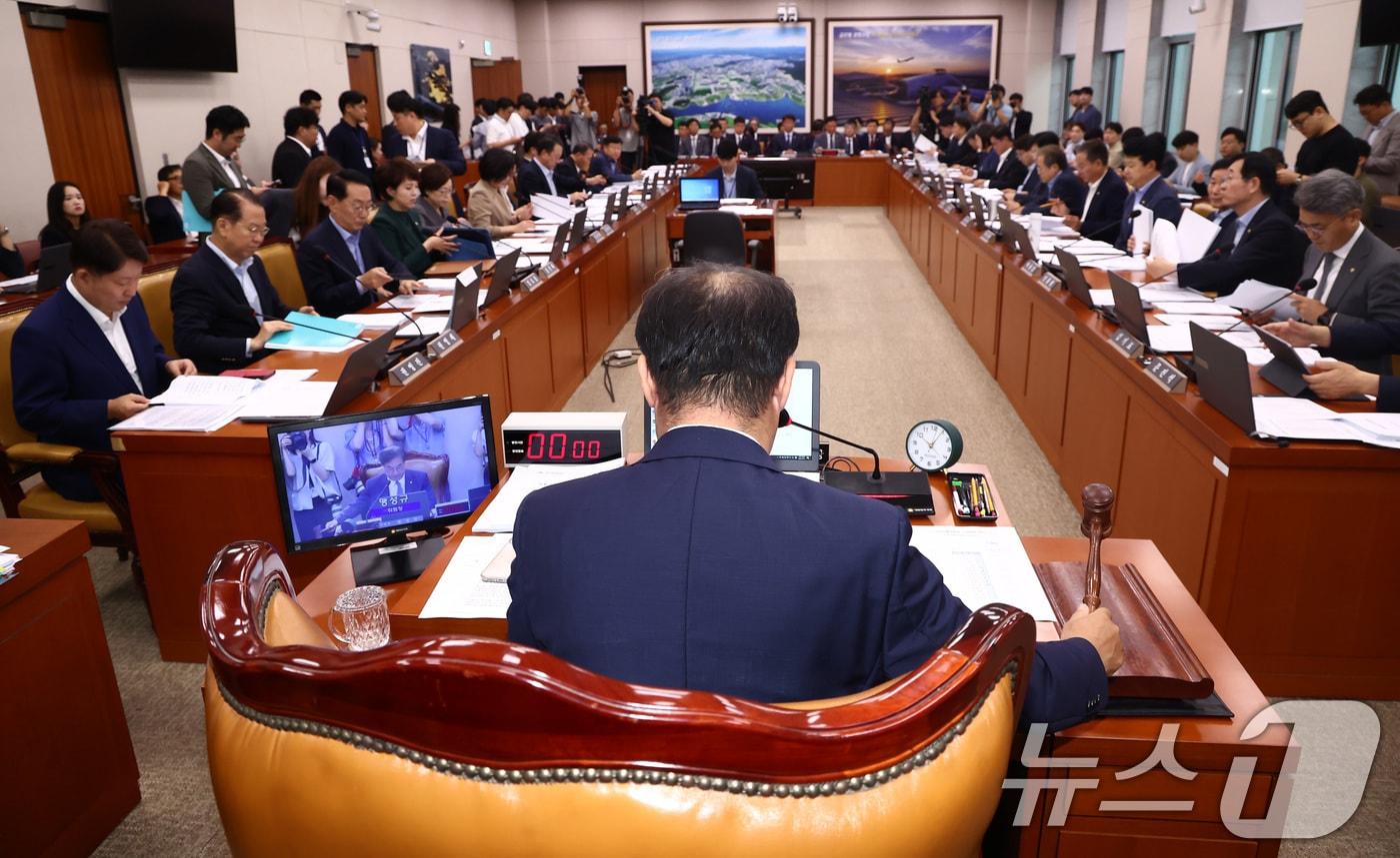 맹성규 국토교통위원장이 21일 오전 서울 여의도 국회에서 열린 국토교통위원회 전체회의에서 의사봉을 두드리고 있다. 2024.8.21/뉴스1 ⓒ News1 김민지 기자