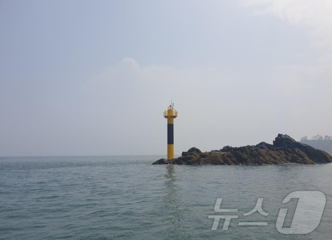 전북 군산시 옥도면 연도 암초에 설치된 항로표지.&#40;사진은 기사 내용과 관련 없음&#41;