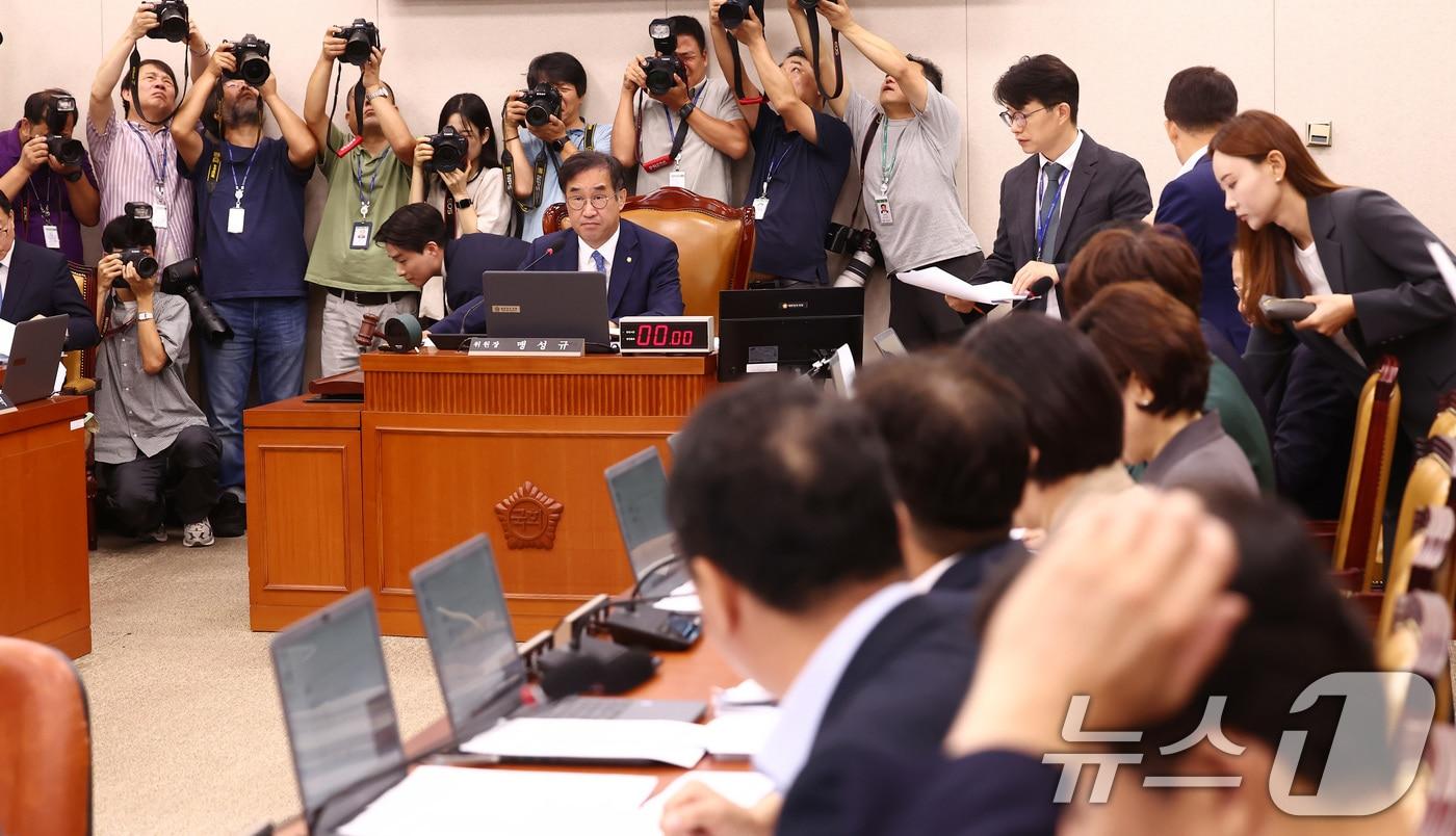 맹성규 국토교통위원장이 21일 오전 서울 여의도 국회에서 열린 국토교통위원회 전체회의에서 의사봉을 두드리고 있다. 이날 회의에서는 전세사기특별법 개정안과 &#39;택시월급제 전국 확대 2년 유예&#39;를 골자로 하는 택시사업법 개정안이 통과됐으며, 오는 28일 본회의에 상정된다. 2024.8.21/뉴스1 ⓒ News1 김민지 기자