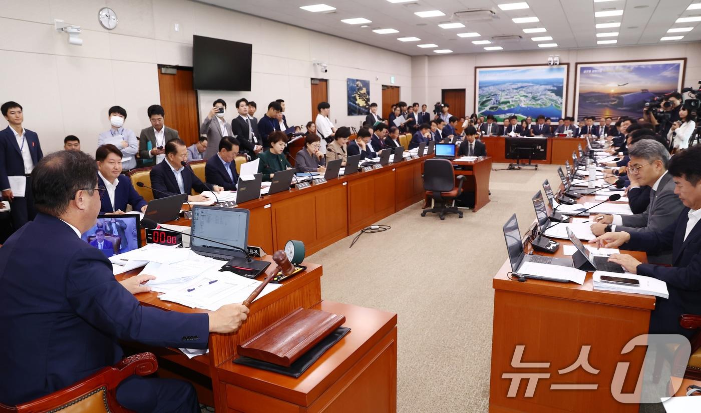 맹성규 국토교통위원장이 21일 오전 서울 여의도 국회에서 열린 국토교통위원회 전체회의에서 의사봉을 두드리고 있다.  2024.8.21/뉴스1 ⓒ News1 김민지 기자