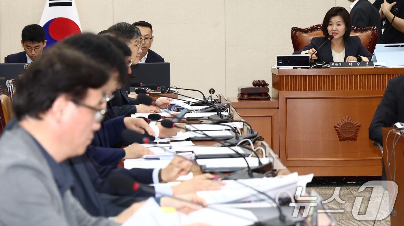 이수진 보건복지위원회 예산결산심사소위원장이 21일 오후 서울 여의도 국회에서 열린 복지위 첫 예산결산심사소위원회에서 인사말을 하고 있다. 2024.8.21/뉴스1 ⓒ News1 김민지 기자