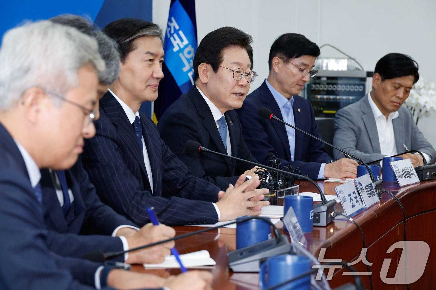 이재명 더불어민주당 대표가 21일 오후 서울 여의도 국회에서 조국 조국혁신당 대표를 예방, 인사말을 하고 있다. 2024.8.21/뉴스1 ⓒ News1 안은나 기자