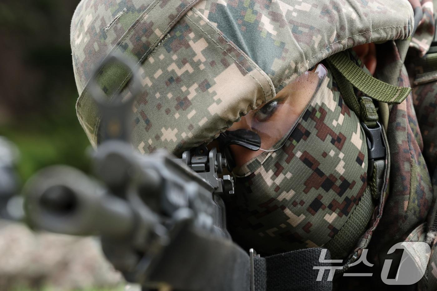 21일 오후 서울 성북구 한국과학기술연구원에서 열린 국가중요시설 통합방호훈련에서 수방사 56보병사단 장병들이 경계 근무를 서고 있다.  2024.8.21/뉴스1 ⓒ News1 신웅수 기자