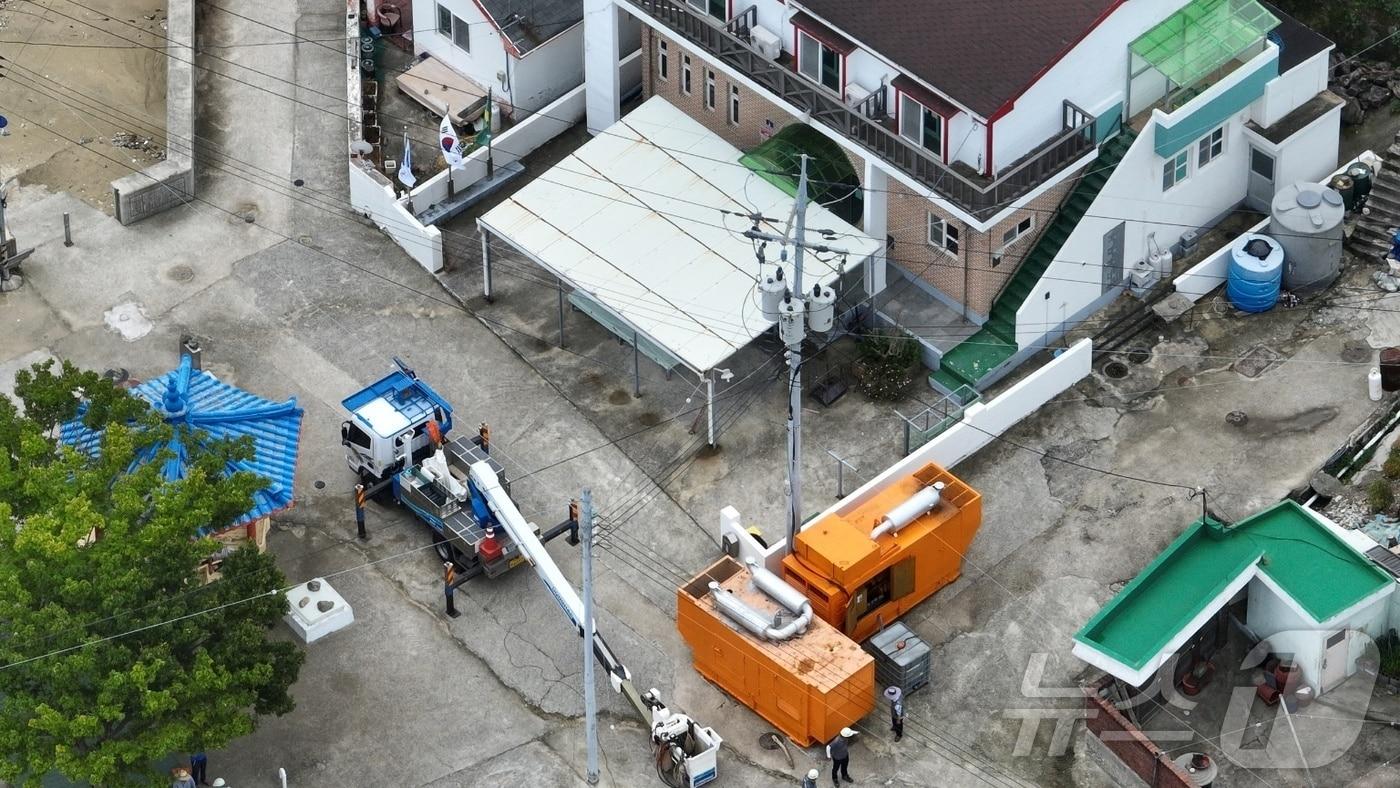 정전이 발생한 남해군 조도에서 비상 발전기를 통해 임시 전력을 공급하고 있는 모습.&#40;한국전력 경남본부 제공&#41;