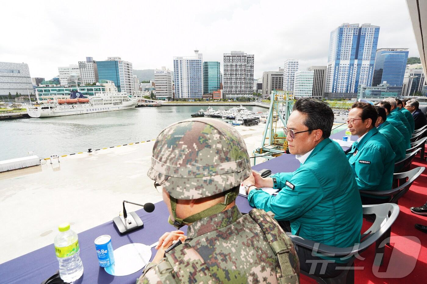 강도형 해양수산부 장관이 21일 14시 부산항 국제여객터미널에서 실시된 ‘사이버&#40;Cyber&#41; 위기대응과 연계한 부산항 통합방호훈련’을 참관하고 있다.&#40;해양수산부 제공&#41;