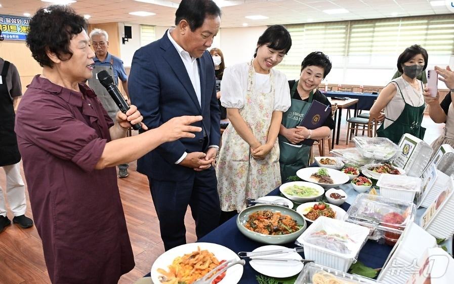 강원 평창군의 경력단절 여성과 취·창업을 준비하는 은퇴자들이 최근 지역특산물을 활용한 밀키트 개발 과정을 배운 가운데 21일 평창군 용평면 금송회관에서 개발 과정의 수료식과 시식회가 열린 모습. &#40;평창군 제공&#41; 2024.8.21/뉴스1