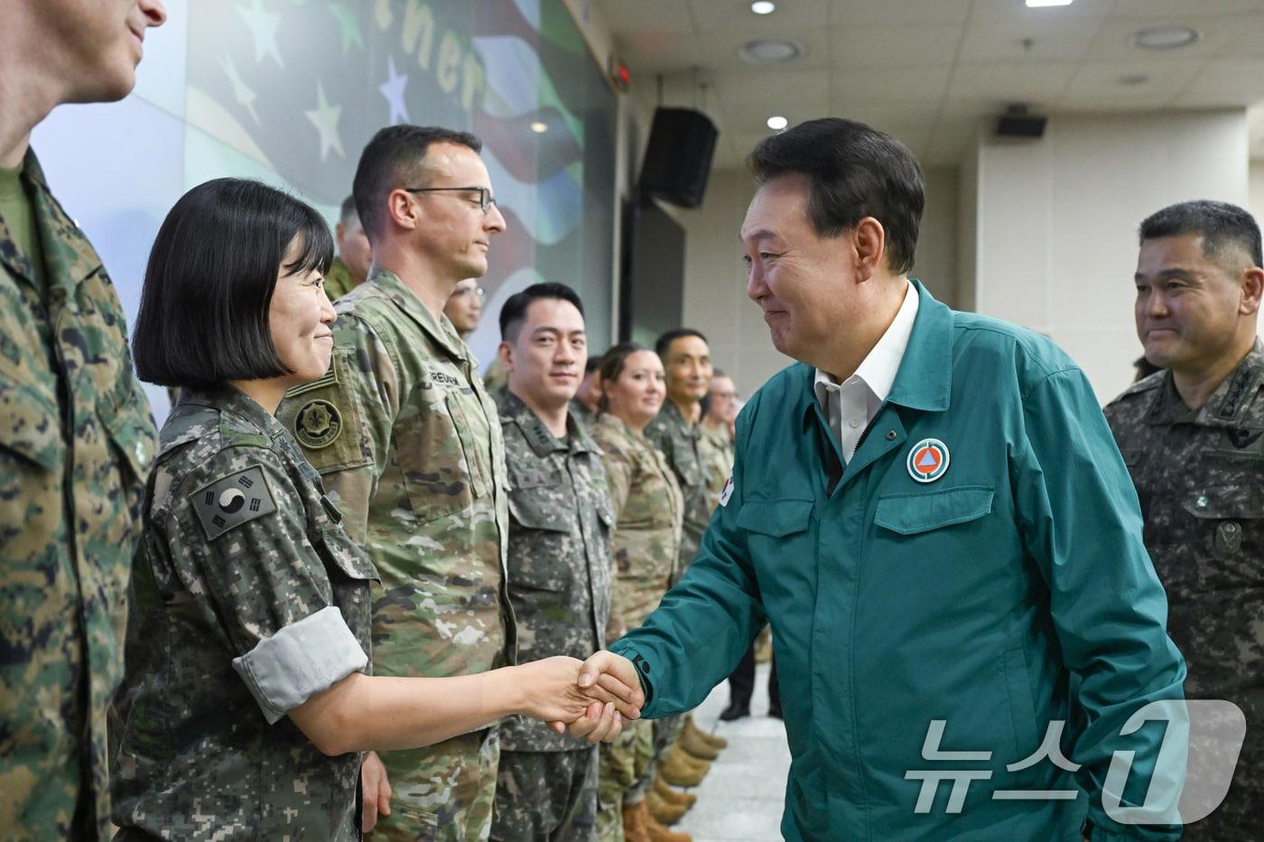 윤석열 대통령이 지난 21일 경기 용인 육군 지상작전사령부를 방문, 한미 을지 자유의 방패&#40;UFS·을지프리덤실드&#41;에 참가 중인 한미 장병들을 격려하고 있다. &#40;대통령실 제공&#41; 2024.8.21/뉴스1 ⓒ News1 송원영 기자