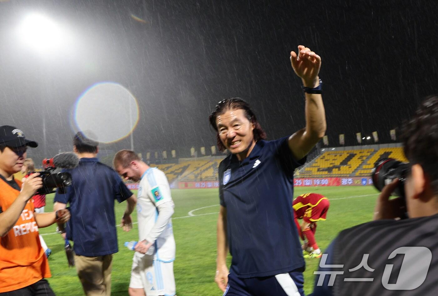 21일 오후 광주축구전용구장에서 열린 2024 하나은행 코리아컵 4강 1차전 광주FC와 울산 HD FC경기에서 1대0으로 승리 후 울산 김판곤 감독이 환호하고 있다. 2024.8.21/뉴스1 ⓒ News1 김태성 기자