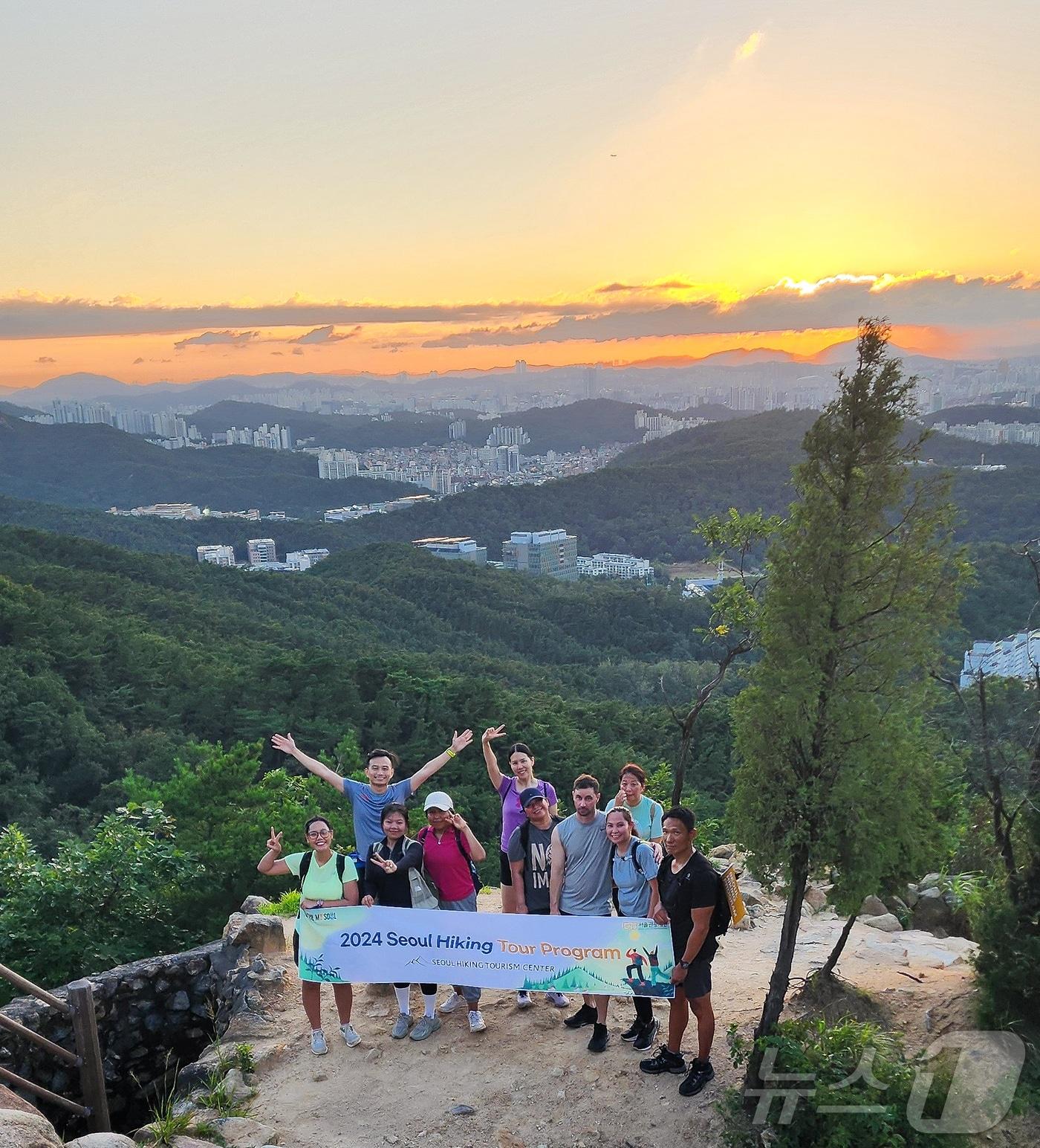 정기 산행 프로그램에 참가한 외국인 관광객&#40;서울관광재단 제공&#41;