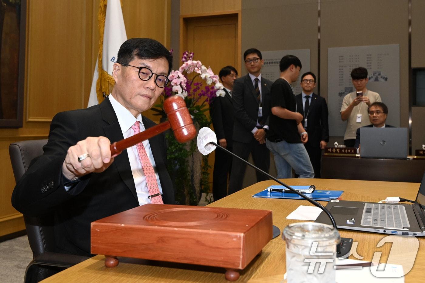 이창용 한국은행 총재가 22일 오전 서울 중구 한국은행 본관에서 열린 금융통화위원회 본회의에서 의사봉을 두드리고 있다. /뉴스1