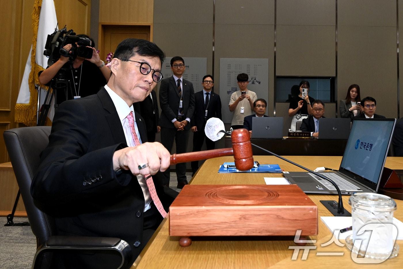 이창용 한국은행 총재가 22일 오전 서울 중구 한국은행 본관에서 열린 금융통화위원회 본회의에서 의사봉을 두드리고 있다. ⓒ News1