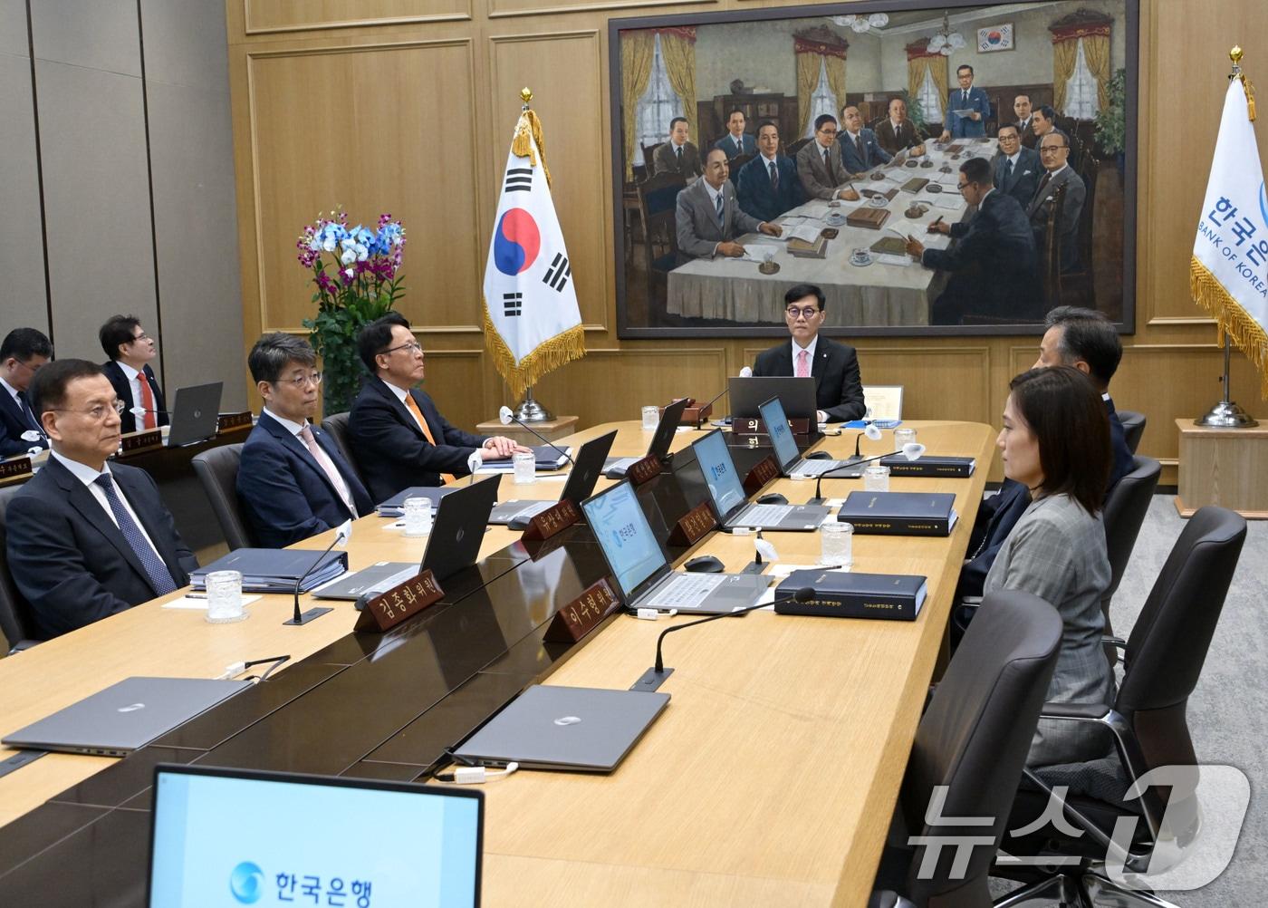 지난달 22일 이창용 한국은행 총재가 금융통화위원회 본회의에서 의사봉을 두드리고 있다. &#40;자료사진&#41; /뉴스1