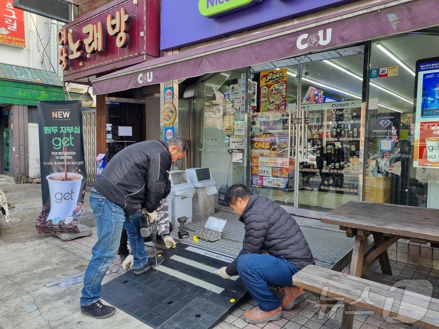 서울 관악구 내 소규모시설에 경사로를 설치하고 있다.&#40;관악구청 제공&#41;