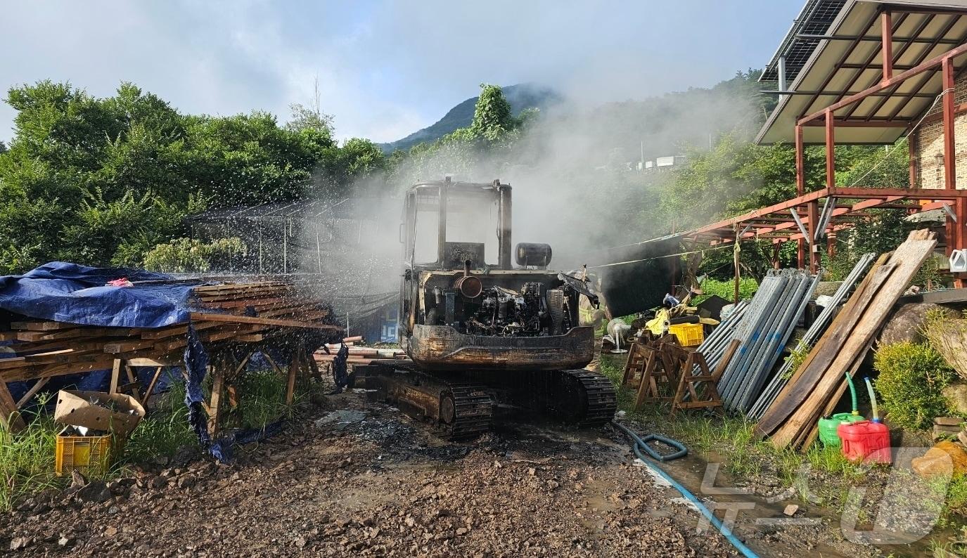 22일 오전 7시6분께 전북자치도 임실군 강진면의 한 공터에 주차돼 있던 굴삭기에서 불이 났다.&#40;전북소방 제공&#41;2024.8.22/뉴스1