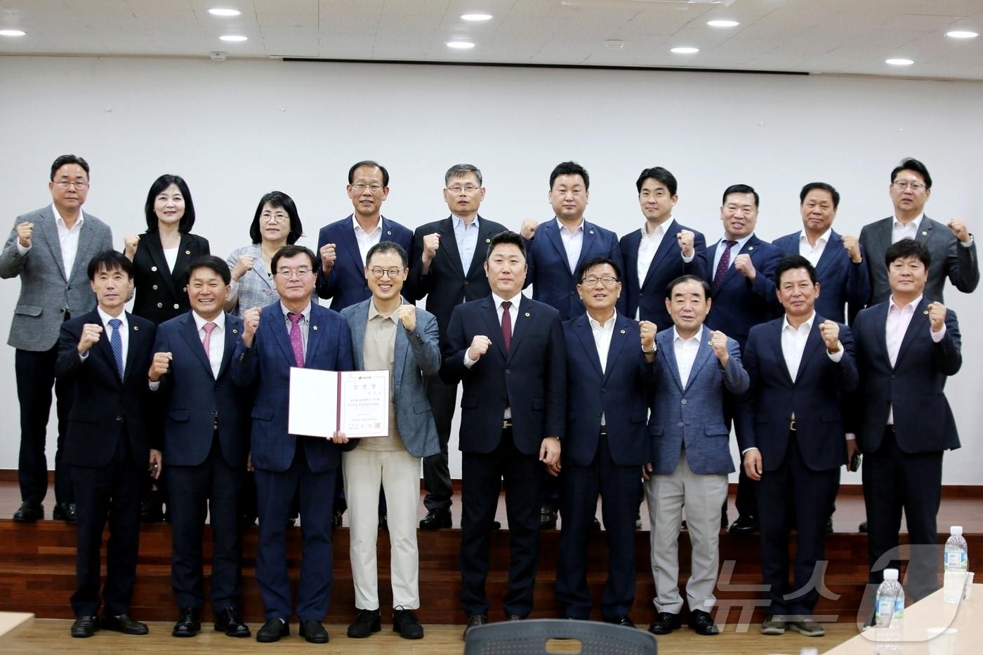 국민의힘 울산광역시당이 지난 21일 울산시당 5층 강당에서 시당위원장·시의원 간담회를 갖고 시의회 원내대표를 선출했다고 22일 밝혔다.&#40;국민의힘 울산시당 제공&#41;