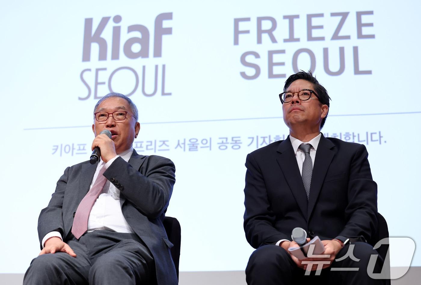 황달성 한국화랑협회 회장이 22일 서울 중구 신라호텔에서 열린 2024 키아프 서울&#40;Kiaf SEOUL&#41;·프리즈 서울&#40;FRIEZE SEOUL&#41; 공동 기자간담회에서 취재진 질문에 답하고 있다. 오른쪽은 패트릭 리 프리즈 서울 디렉터. 2024.8.22/뉴스1 ⓒ News1 박지혜 기자