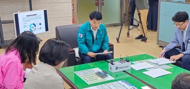 서성범 충북교육청 행정국장이 늘봄학교 확대 방안을 설명하고 있다.&#40;충북교육청 제공&#41;/뉴스1