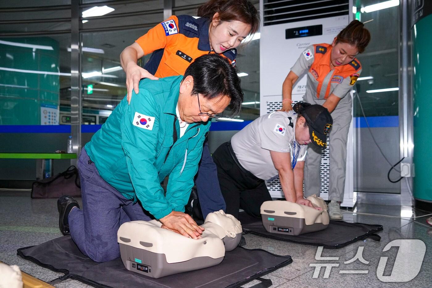 강기정 광주시장이 22일 오후 광산구 도산역 일대에서 열린 &#39;2024 을지연습 민방공 대피훈련&#39;에 참석해 심폐소생술을 체험하고 있다.&#40;광주시 제공&#41;2024.8.22/뉴스1 ⓒ News1