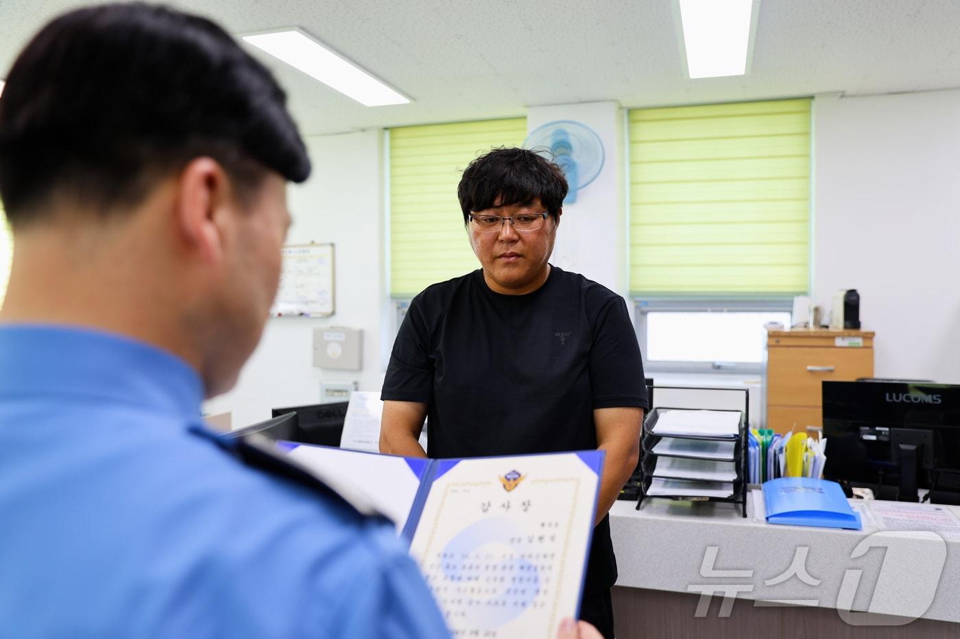 이우수 속초해양경찰서장이 22일 해상 표류자 구조에 도움을 준 김현석 강원 고성 대진어촌계장에게 감사장을 수여하고 있다. &#40;속초해경 제공&#41; 2024.8.22/뉴스1 ⓒ News1 윤왕근 기자