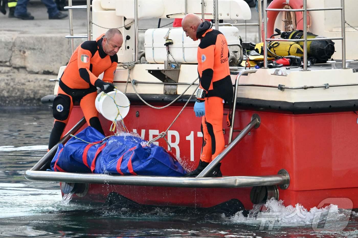 베이시안호의 실종자를 수색하는 다이버들 ⓒ AFP=뉴스1