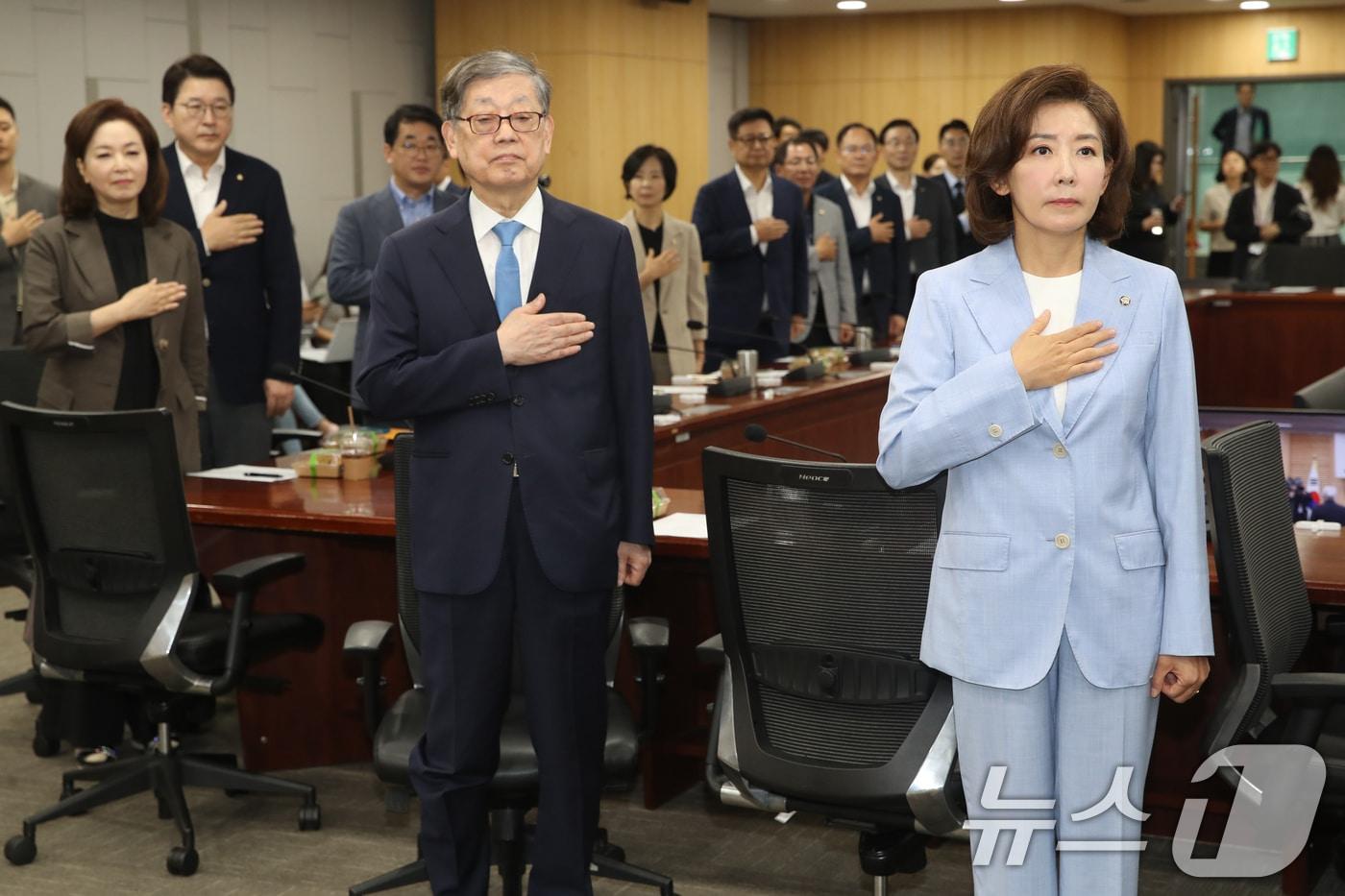 이승만대통령기념관건립추진위원회 김황식 위원장과 부위원장인 나경원 국민의힘 의원이 23일 오전 서울 여의도 국회 의원회관에서 열린 이승만대통령기념관 조기건립을 위한 국민관심제고 및 국회지원 방안 간담회에서 참석자들과 함께 국민의례를 하고 있다. 2024.8.23/뉴스1 ⓒ News1 이광호 기자