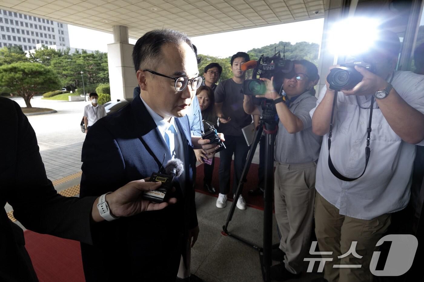 이원석 검찰총장이 23일 오전 서울 서초구 대검찰청으로 출근하고 있다. 이 총장은 윤석열 대통령의 부인 김건희 여사 명품백 수수 의혹 수사를 무혐의로 결론 내린 것과 관련한 취재진의 질의에 &#34;드릴 말씀이 없다＂며 말을 아꼈다. 2024.8.23/뉴스1 ⓒ News1 신웅수 기자