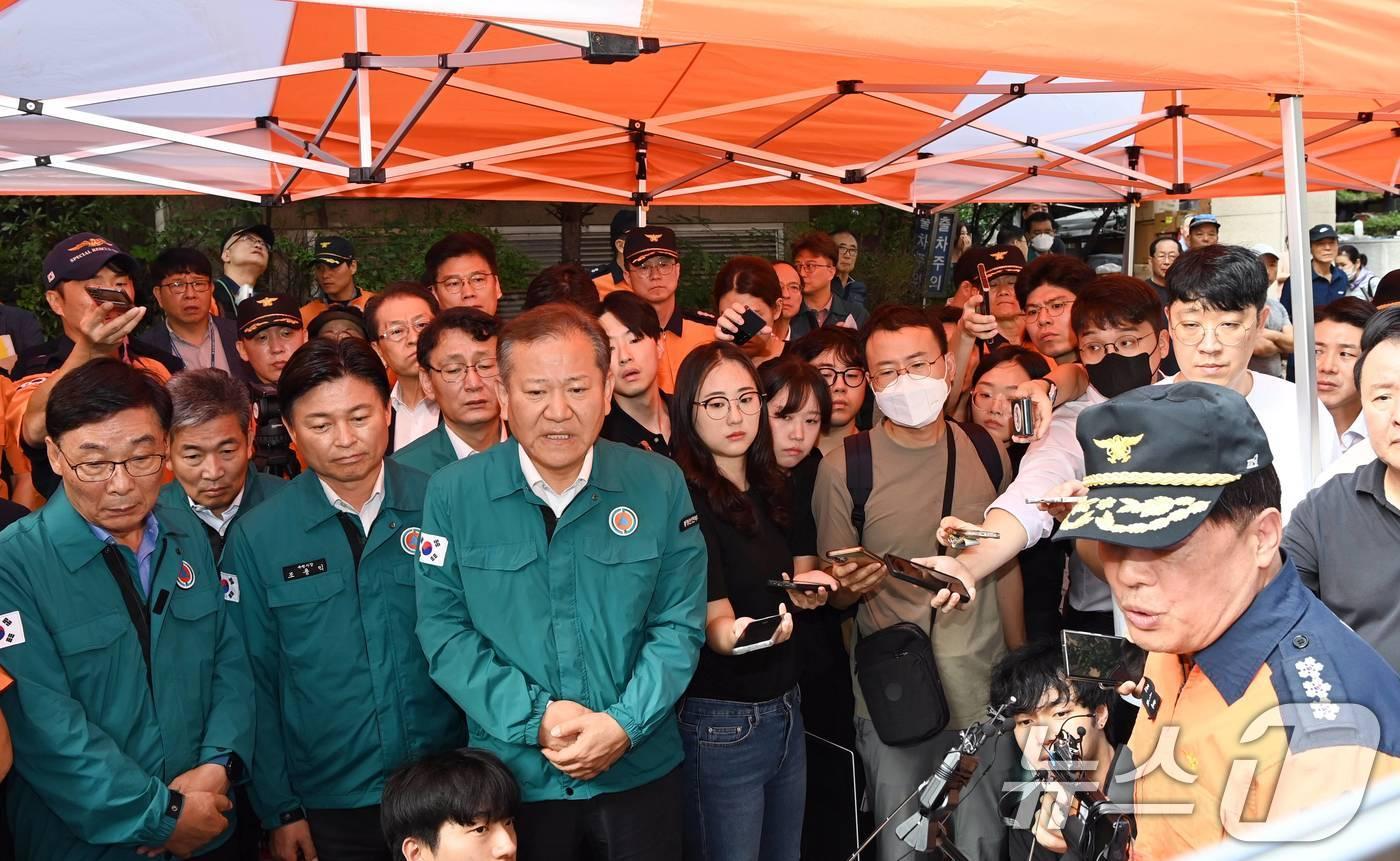 이상민 행정안전부 장관이 23일 경기도 부천시 원미구 소재 모텔 화재 현장을 방문, 부천소방서장으로부터 화재 사고 발생 및 수습 상황을 보고 받고 있다. &#40;행정안전부 제공&#41; 2024.8.23/뉴스1