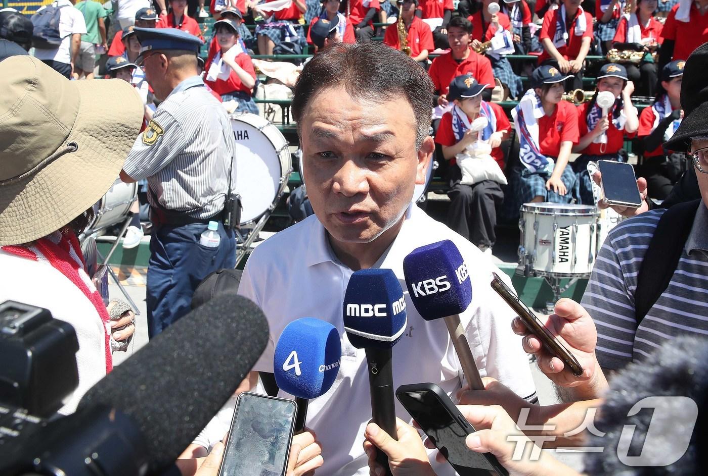 일본 내 한국계 민족학교인 교토국제고교 백승환 교장이 23일 일본 효고현 니시노미야 한신 고시엔구장에서 열린 전국고교야구선수권대회&#40;여름 고시엔&#41; 교토국제고교와 간토다이이치고교 결승전에서 취재진과 인터뷰를 하고 있다. 이날 경기는 교토국제고교 연장 10회 승부치기 끝에 간토다이이치고교 2-1로 꺾고 우승했다. 2024.8.23/뉴스1 ⓒ News1 임세영 기자