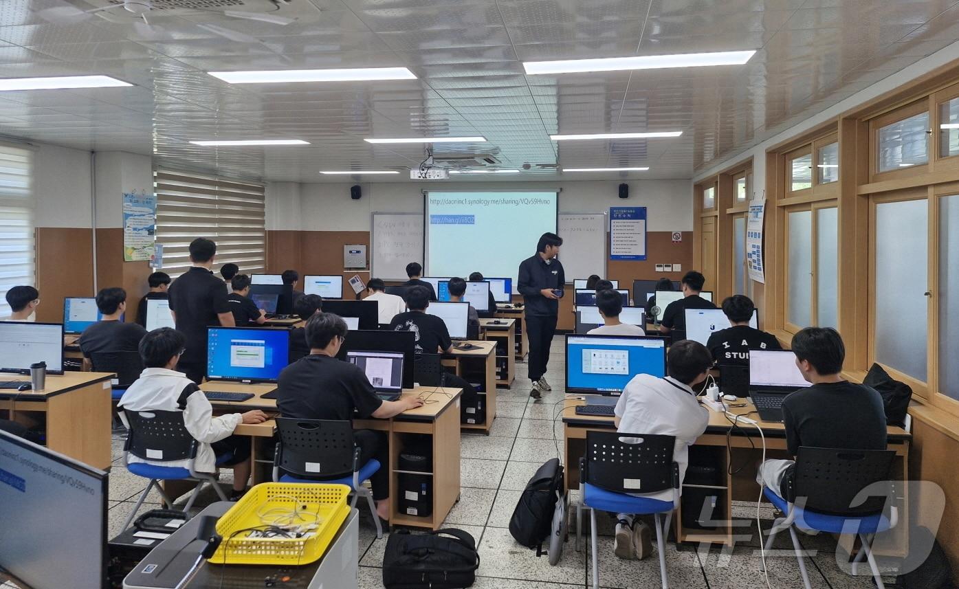 고흥군이 고흥산업과학고등학교 드론산업과 재학생 25명을 대상으로 &#39;군집 비행 코딩교육&#39;을 실시한다&#40;고흥군 제공&#41;2024.8.23/ 