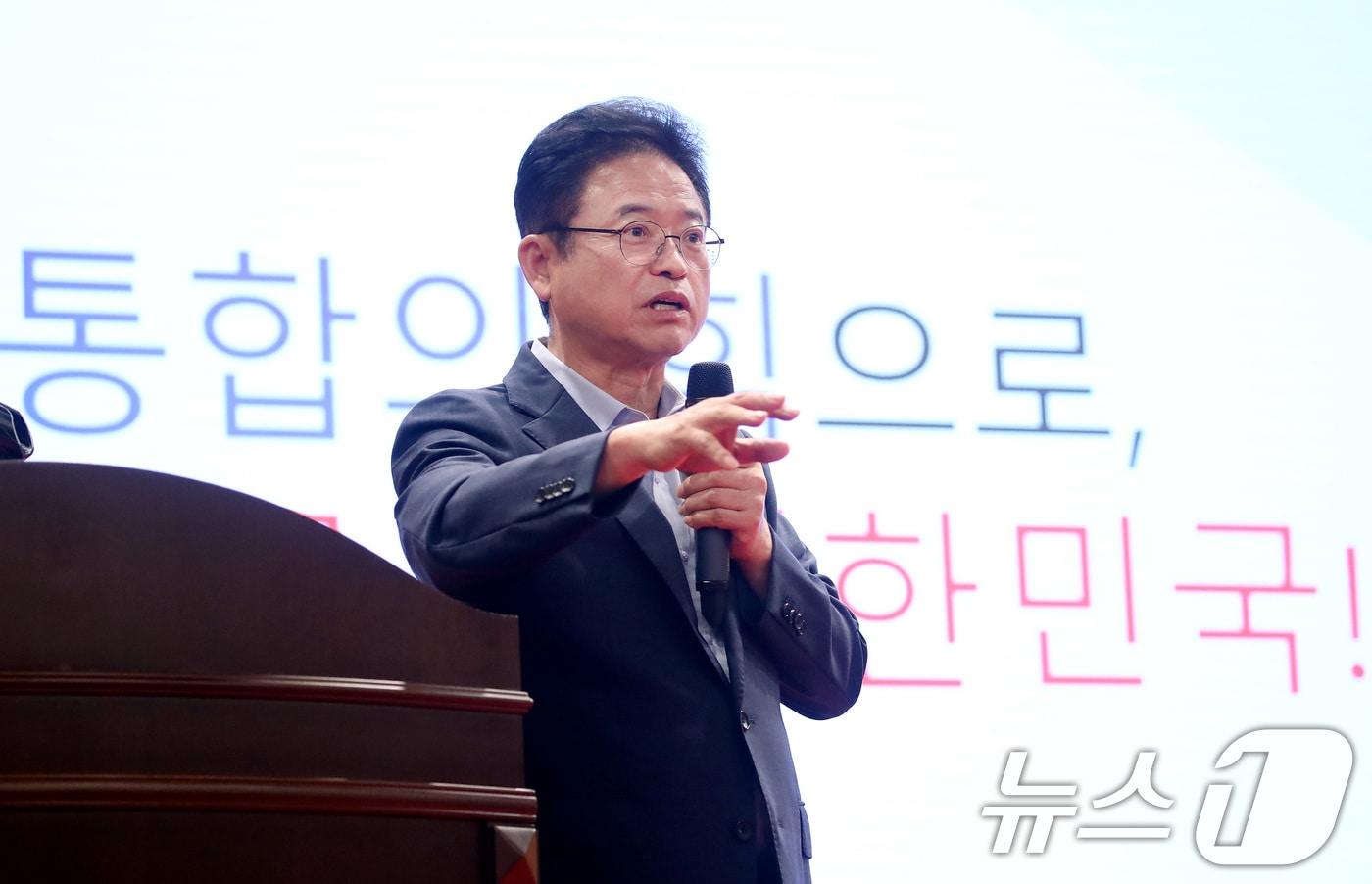 이철우 경북도지사가 23일 오후 대구 남구 계명대학교 대명캠퍼스에서 &#39;포럼 분권과 통합&#39; 주최로 열린 초청강연회에서 &#39;통합의 힘으로, 새로운 대한민국!&#39;을 주제로 강연하고 있다. 2024.8.23/뉴스1 ⓒ News1 공정식 기자