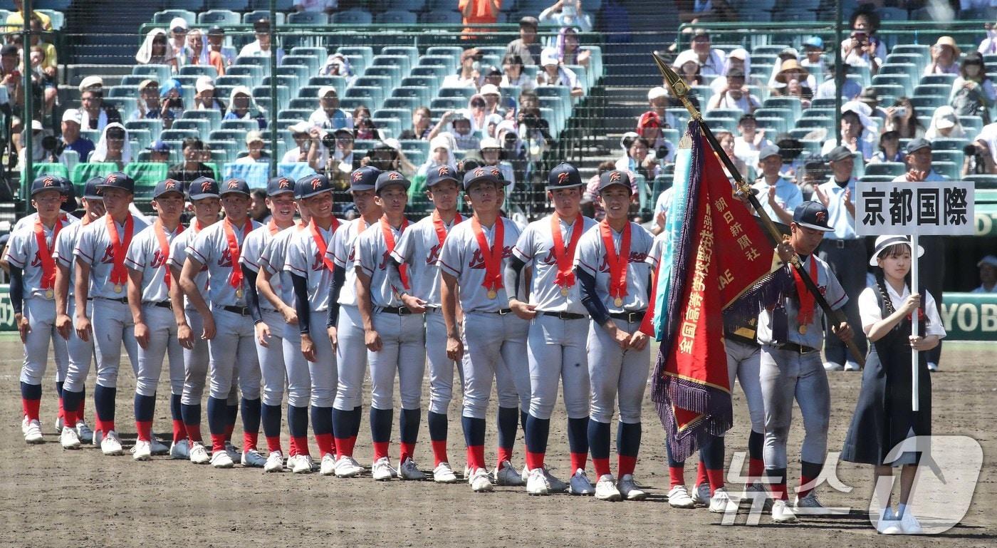 일본 내 한국계 민족학교인 교토국제고교 학생들이 23일 일본 효고현 니시노미야 한신 고시엔구장에서 열린 전국고교야구선수권대회&#40;여름 고시엔&#41; 교토국제고교와 간토다이이치고교 결승전에서 우승기와 상패를 들고 그라운드를 돌고 있다. 이날 경기는 교토국제고교 연장 10회 승부치기 끝에 간토다이이치고교 2-1로 꺾고 우승했다. 2024.8.23/뉴스1 ⓒ News1 임세영 기자