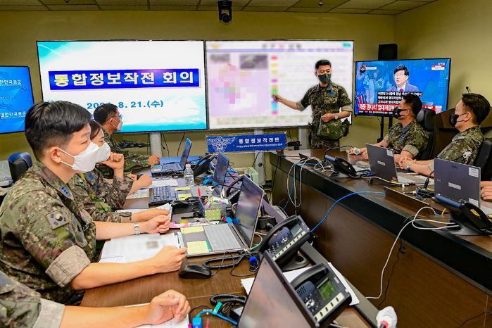 공군본부 통합정보작전과 임무요원들이 2024 UFS 연습 기간 통합정보작전 훈련을 하고 있다.&#40;공군 제공&#41;