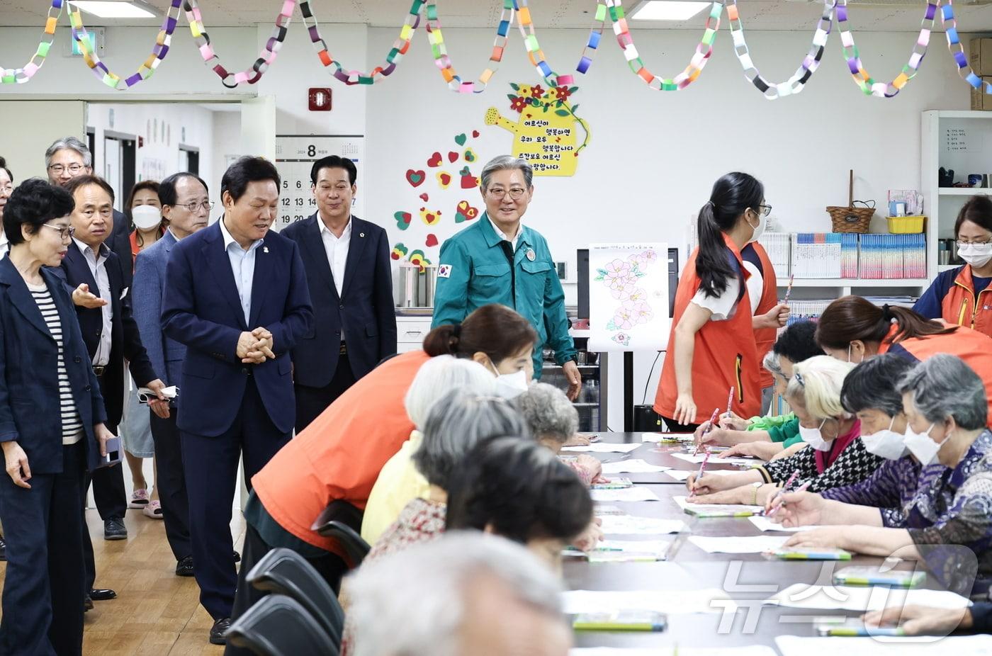 박완수 경남지사&#40;왼쪽 무리에서 가운데&#41;가 23일 의령 복지시설서 돌봄서비스를 점검하고 있다.&#40;경남도 제공&#41;