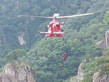 완주 대둔산서 암벽등반하던 40대 추락, 헬기 구조 모습.&#40;전북자치도소방본부 제공&#41;/뉴스1