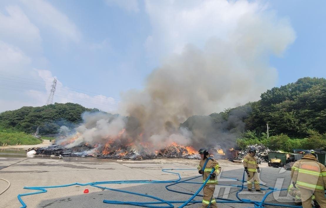 전북 완주군 이서면에 있는 전주권 광역 쓰레기 매립장에서 불이 나 소방당국이 진화에 나서고 있다.&#40;전북자치도소방본부 제공&#41;/뉴스1