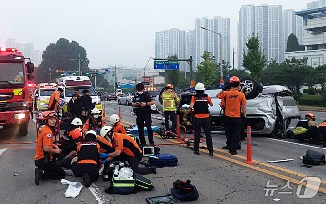 24일 오전 5시45분께 경기 안산시 상록구 단원구의 미술관 사거리에서 3중 추돌사고가 발생해 응급대원들이 구조작업을 벌이고 있다. &#40;경기도소방재난본부 제공&#41; 2024.8.24/뉴스1