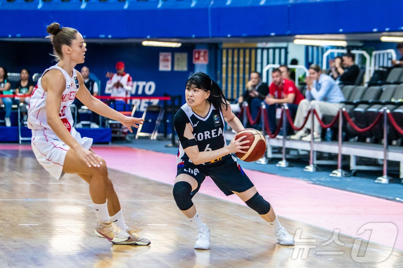 여자 농구 대표팀 이소희가 25일&#40;한국시간&#41; 열린 2026 FIBA 월드컵 사전 예선 준결승 몬테네그로와의 경기에서 돌파를 시도하고 있다. &#40;대한민국농구협회 제공&#41;