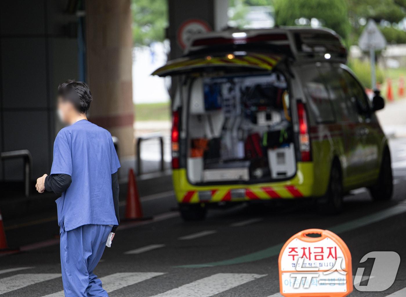  경기도 수원시 영통구 아주대병원 응급실로 의료진이 들어서는 모습.ⓒ News1 이재명 기자