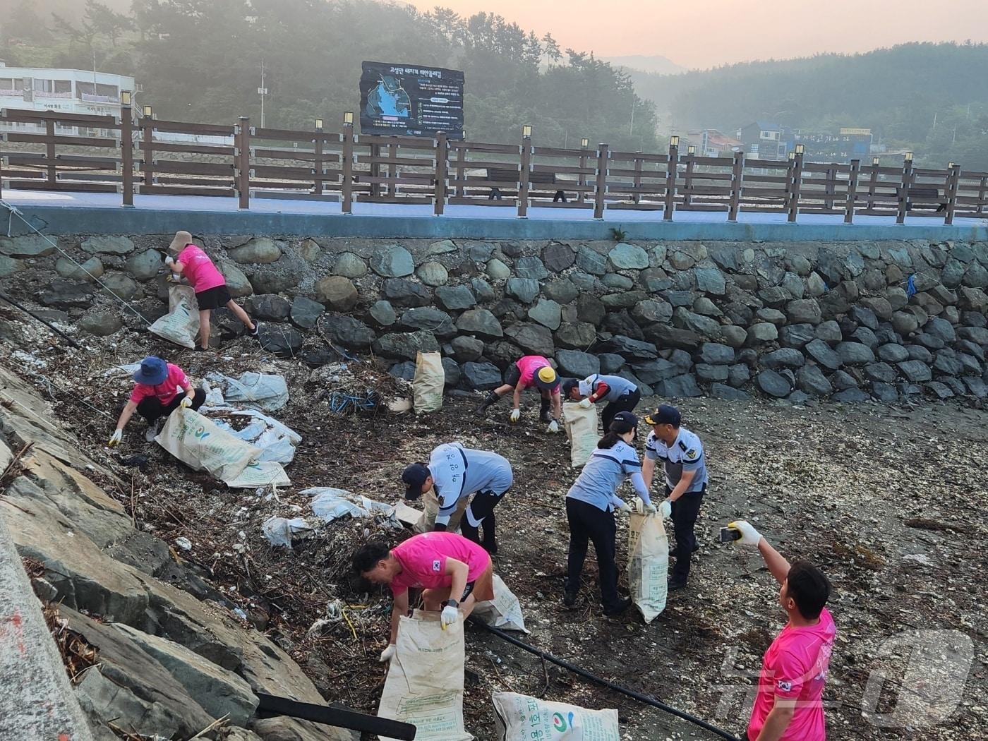 경남 고성군 남포항 인근에서 통영해경과 지역민들이 해양쓰레기를 수거하고 있다.&#40;통영해경 제공&#41;