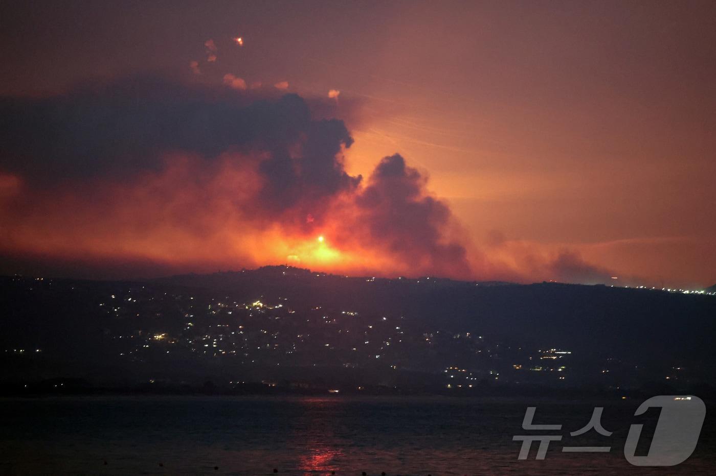 25일&#40;현지시간&#41; 오전, 이스라엘과 접한 레바논 남부에서 연기가 피어오르고 불길이 치솟고 있다. 2024.08.25 ⓒ 로이터=뉴스1 ⓒ News1 최종일 기자