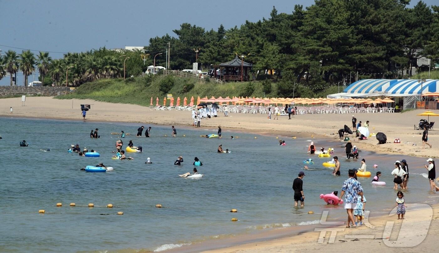 25일 오후 제주시 이호해수욕장에서 관광객들이 여름 막바지 피서를 즐기고 있다/뉴스1