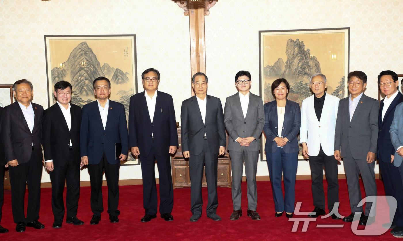 25일 서울 종로구 삼청동 총리공관에서 열린 고위당정협의회에서 한덕수 국무총리, 국민의힘 한동훈 대표, 정진석 대통령 비서실장 등 참석자들이 회의에 앞서 기념 촬영하고 있다. &#40;공동취재&#41;2024.8.25/뉴스1 ⓒ News1 박세연 기자