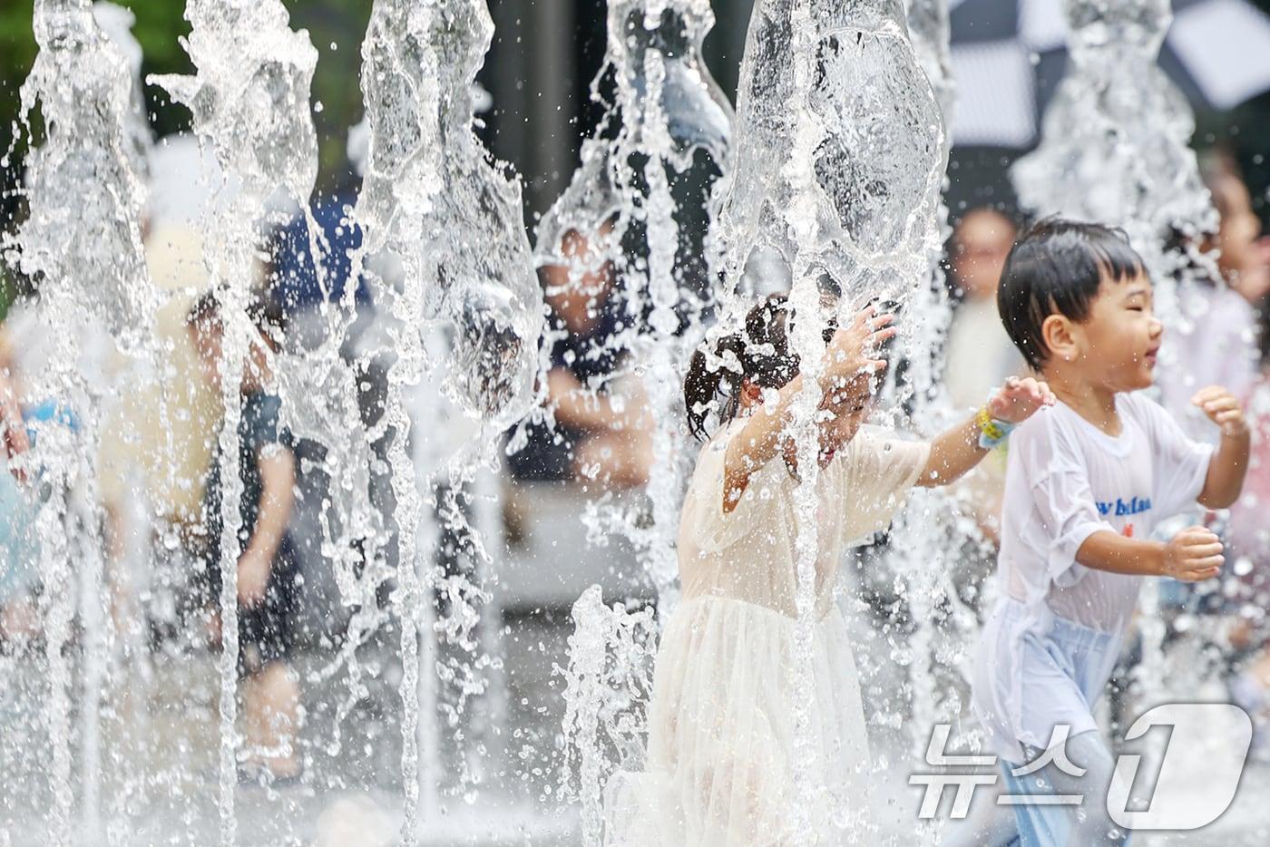 서울 낮 최고 기온 32도까지 올라 무더운 날씨를 보인 지난달 25일 오후 서울 종로구 광화문광장 분수대에서 어린이들이 물놀이를 하며 더위를 식히고 있다. 2024.8.25/뉴스1 ⓒ News1 민경석 기자