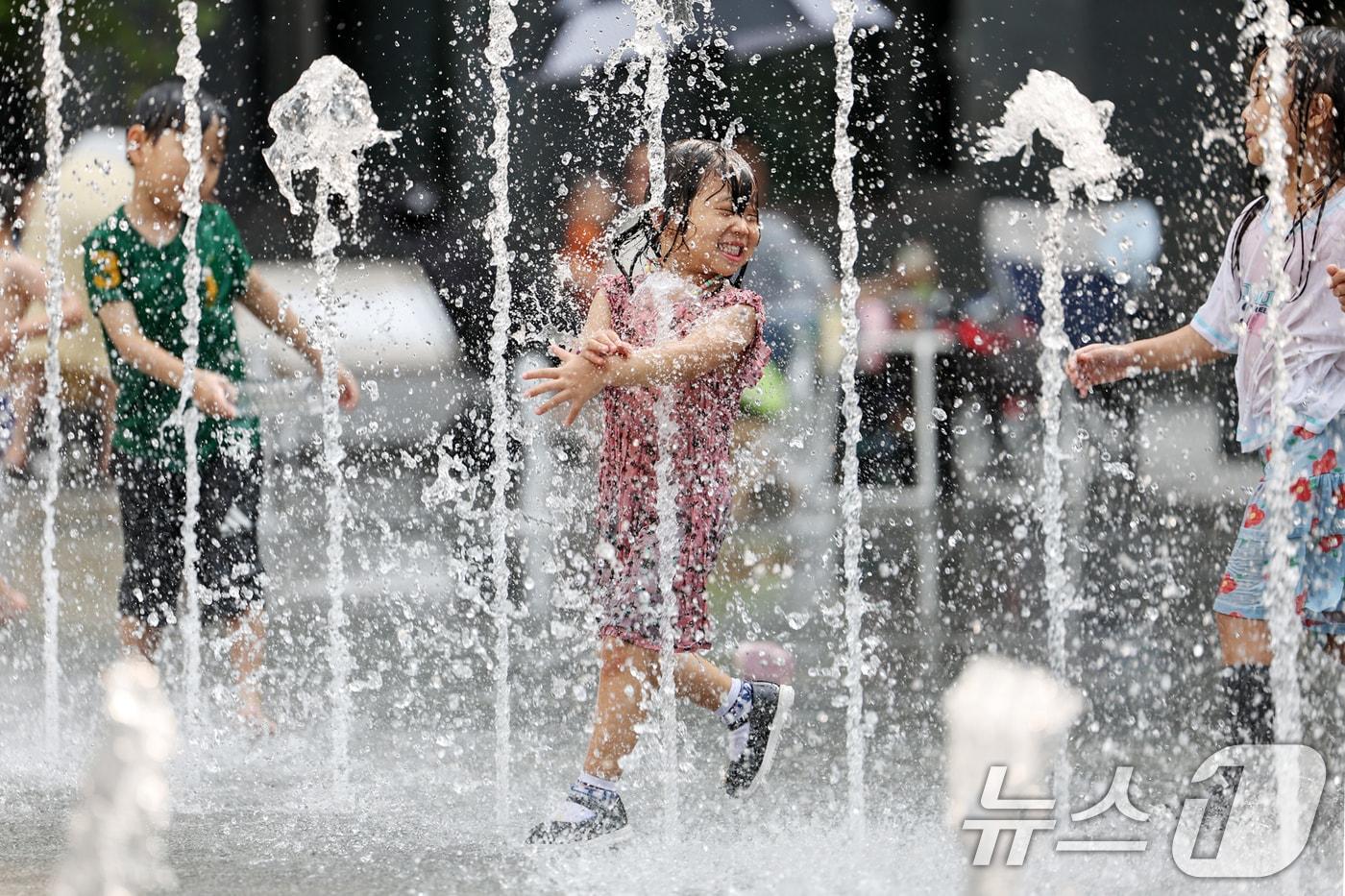 서울 낮 최고 기온 32도까지 올라 무더운 날씨를 보인 25일 오후 서울 종로구 광화문광장 분수대에서 어린이들이 물놀이를 하며 더위를 식히고 있다. 2024.8.25/뉴스1 ⓒ News1 민경석 기자