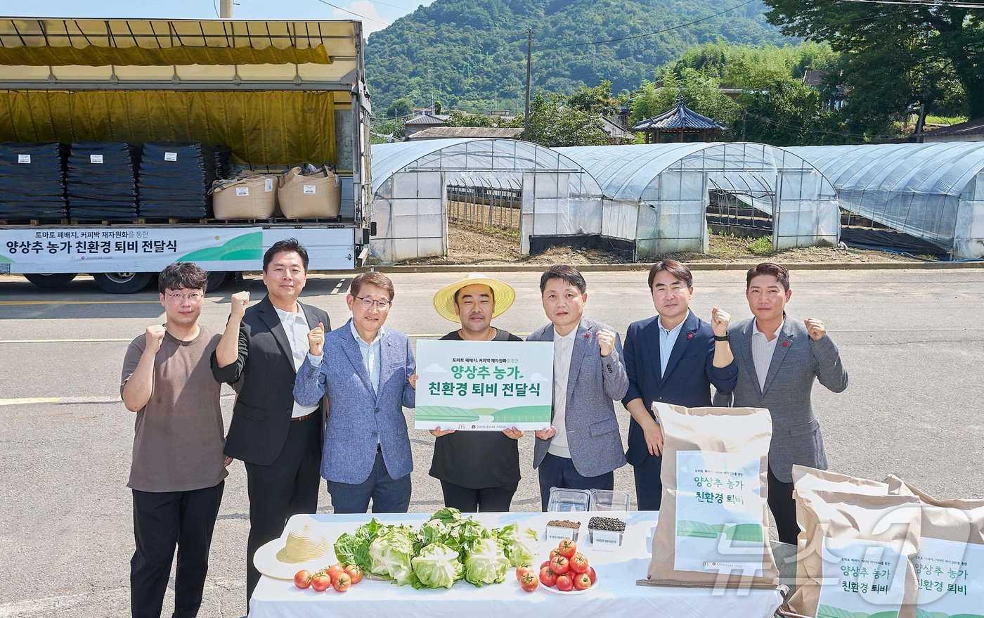 왼쪽부터 신세계푸드 농산팀 박서종, 맥도날드 SCM 하만기 이사, 김한일 전무, 이청우 농부, 신세계푸드 R&D 민중식 상무, 김태경 팀장, 농산팀 이재철 팀장. &#40;맥도날드 제공&#41;