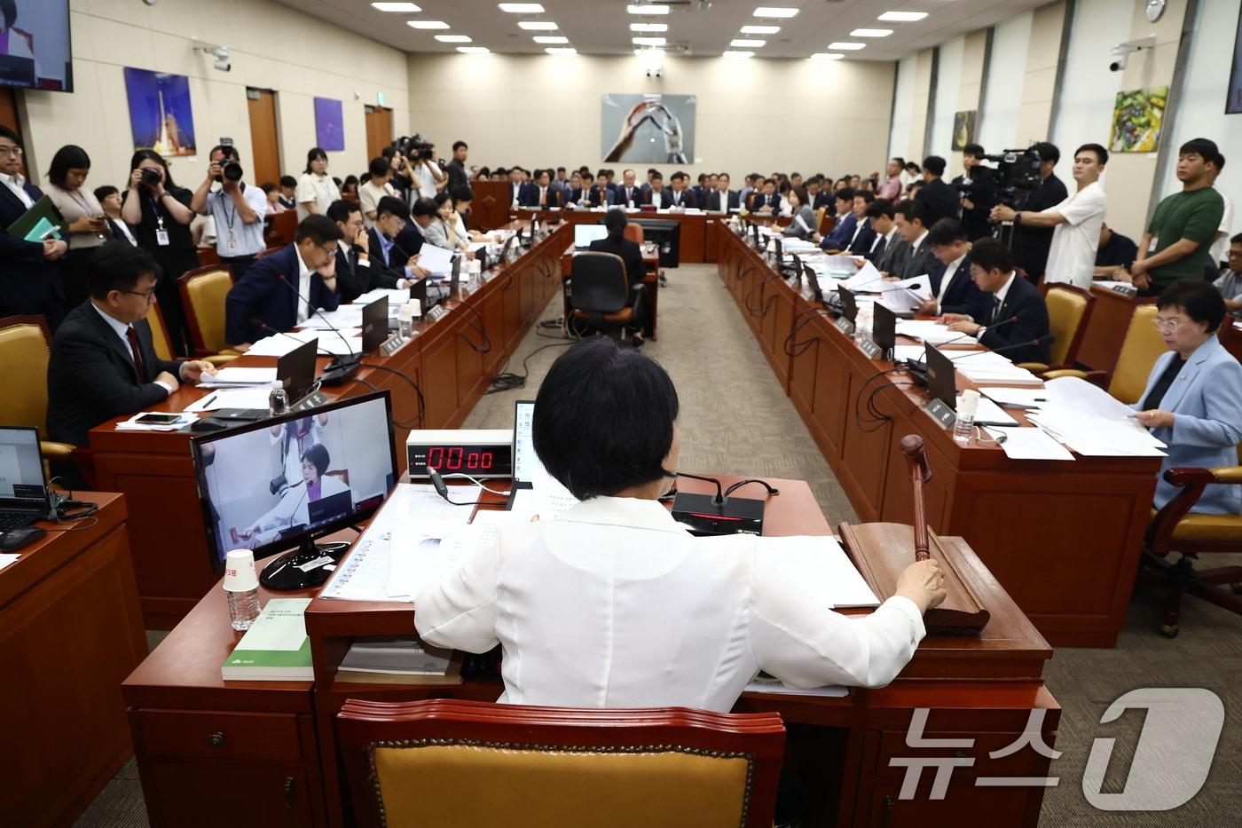 최민희 과학기술정보방송통신위원장이 26일 오전 서울 여의도 국회에서 열린 과학기술정보방송통신위원회 전체회의에서 의사봉을 두드리고 있다. 2024.8.26/뉴스1 ⓒ News1 김민지 기자