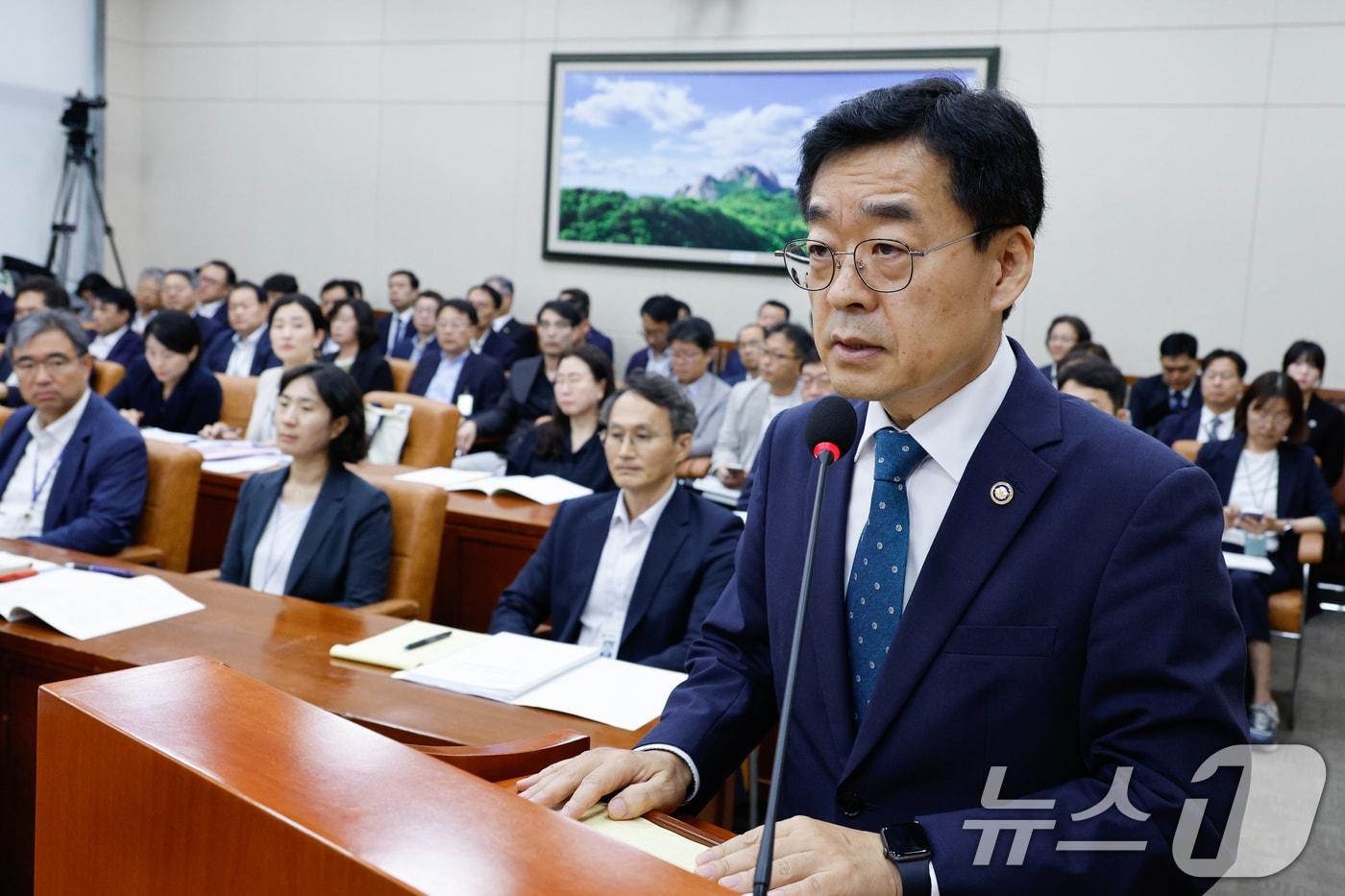 장동언 기상청장이 서울 여의도 국회에서 열린 환경노동위원회 전체회의에서 발언하고 하고 있다. ⓒ News1 안은나 기자