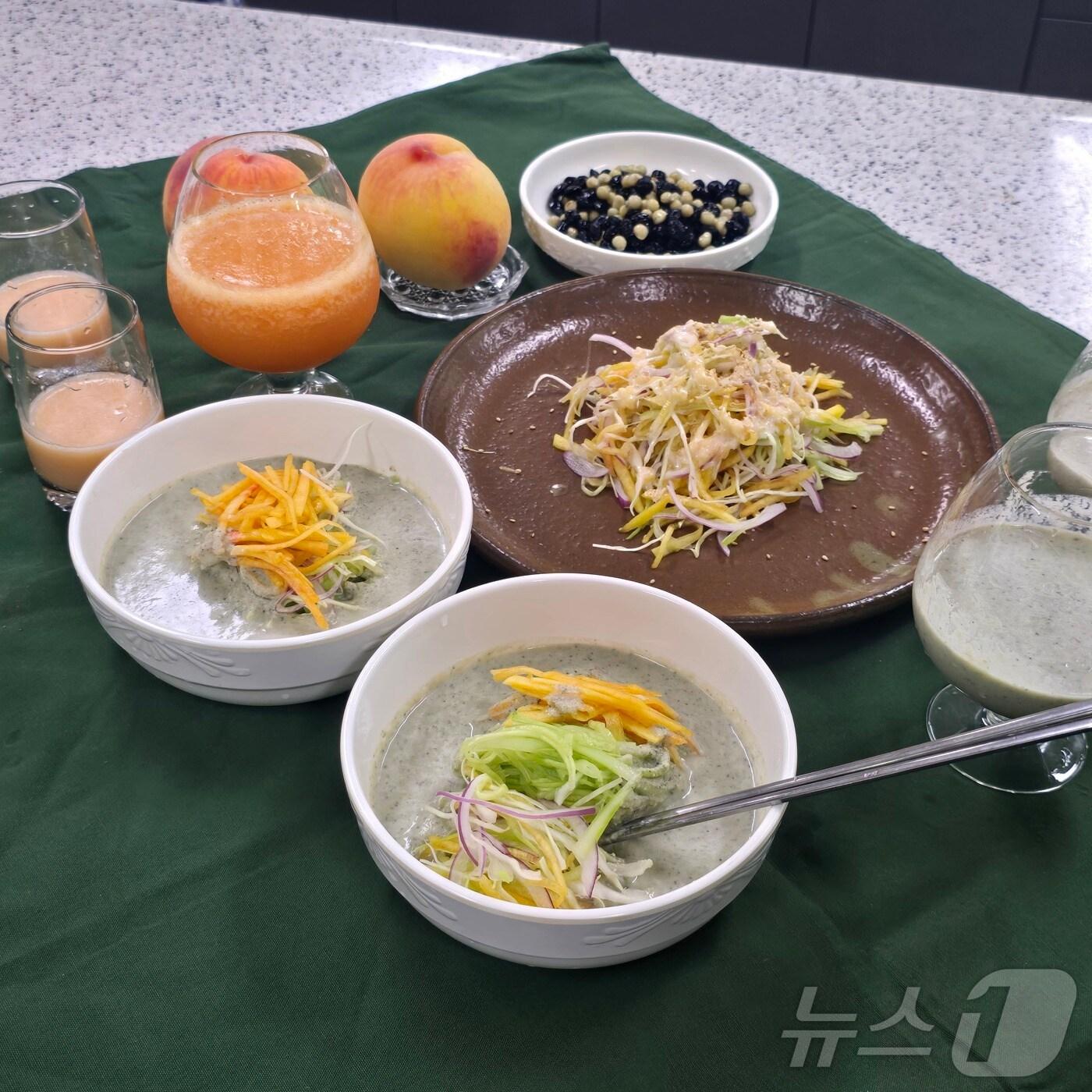  26일 충북 옥천군은 매달 둘째 주 금요일에 로컬푸드 요리교실을 운영한다고 밝혔다. 사진은 복숭아 콩국.&#40;옥천군 제공&#41;2024.8.26/뉴스1