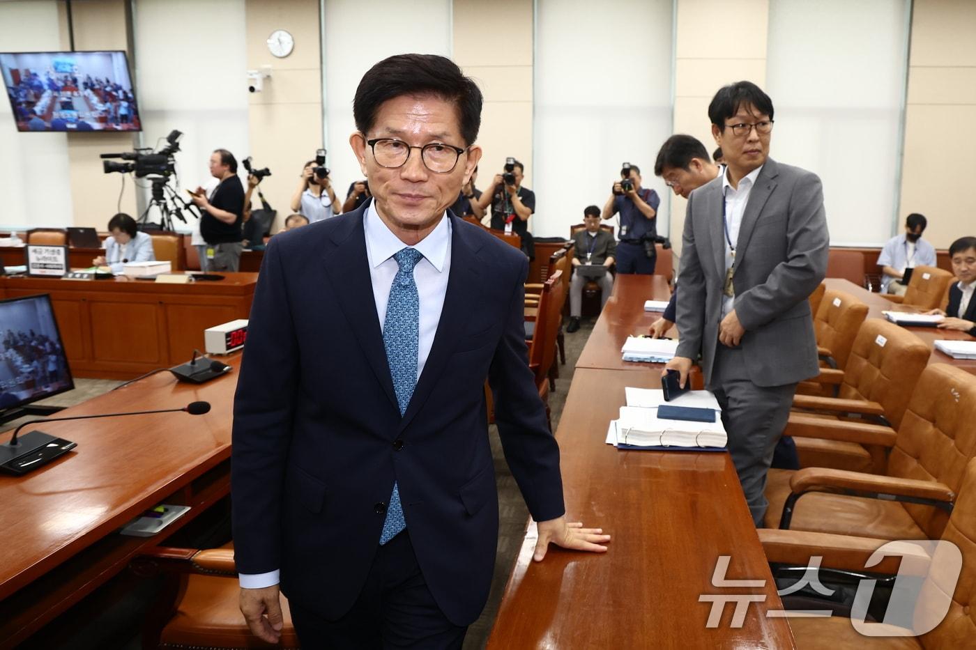 김문수 고용노동부 장관 후보자가 26일 오전 서울 여의도 국회 환경노동위원회에서 열린 인사청문회에서 여야 의원들의 의사진행 발언으로 인한 논쟁으로 회의가 정회되자 회의장을 나서고 있다.2024.8.26/뉴스1 ⓒ News1 김민지 기자