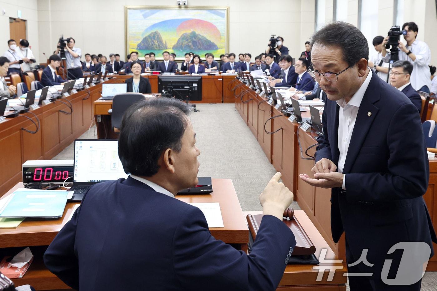 국회 정무위원회 윤한홍 위원장&#40;왼쪽&#41;과 야당 간사인 강준현 더불어민주당 의원이 26일 오전 서울 여의도 국회에서 열린 정무위원회 전체회의에서 대화하고 있다. 2024.8.26/뉴스1 ⓒ News1 구윤성 기자